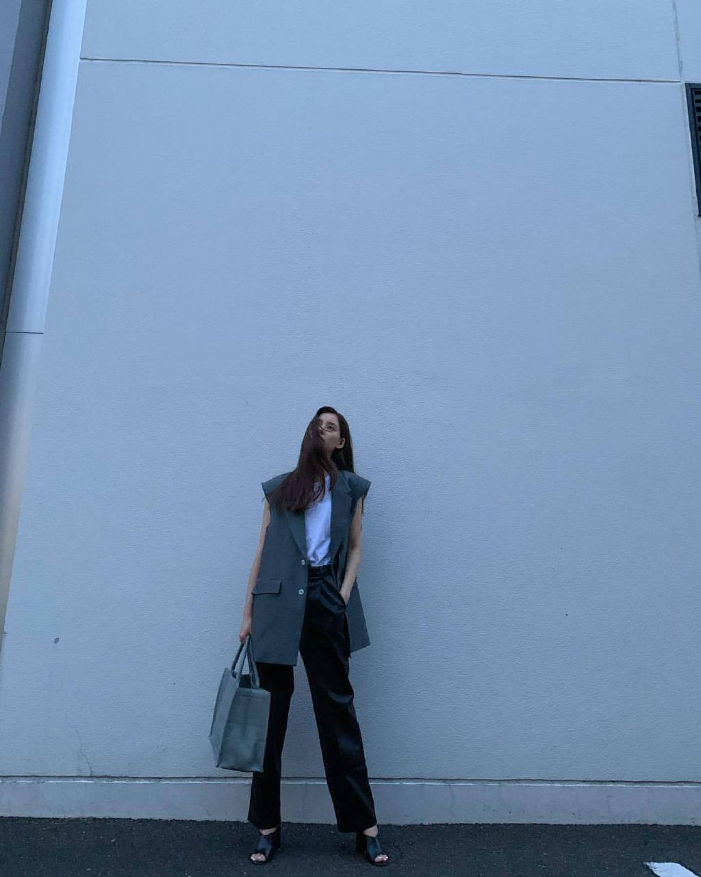 新木优子黑白长裙写真公开，天然氧气脸，不愧是日本第一初恋