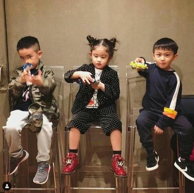 Jasper出席鄭希怡女兒生日會，手插兜有大哥範，男帥女美