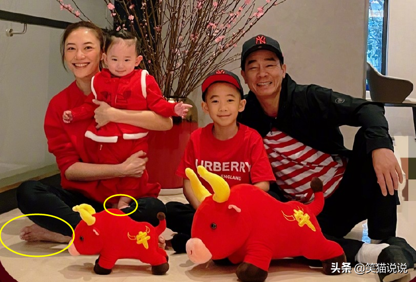 陳小春曬全家福迎初一，Jasper愈發俊朗，二寶太像應采兒