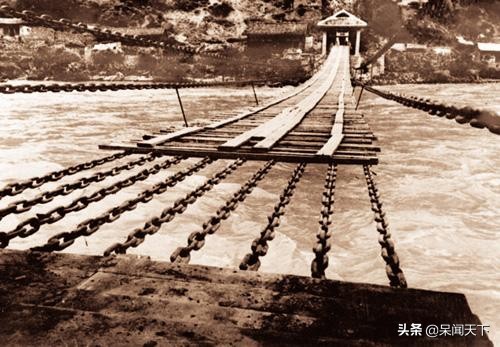 红军飞夺泸定桥一战，为何敌方只拆桥板？弄断