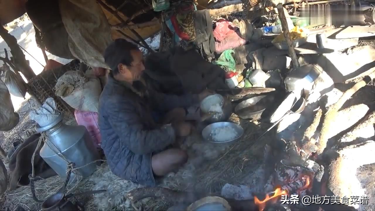 尼泊尔山区牧民特意用大米饭招待我，为表示感谢送他2000卢比