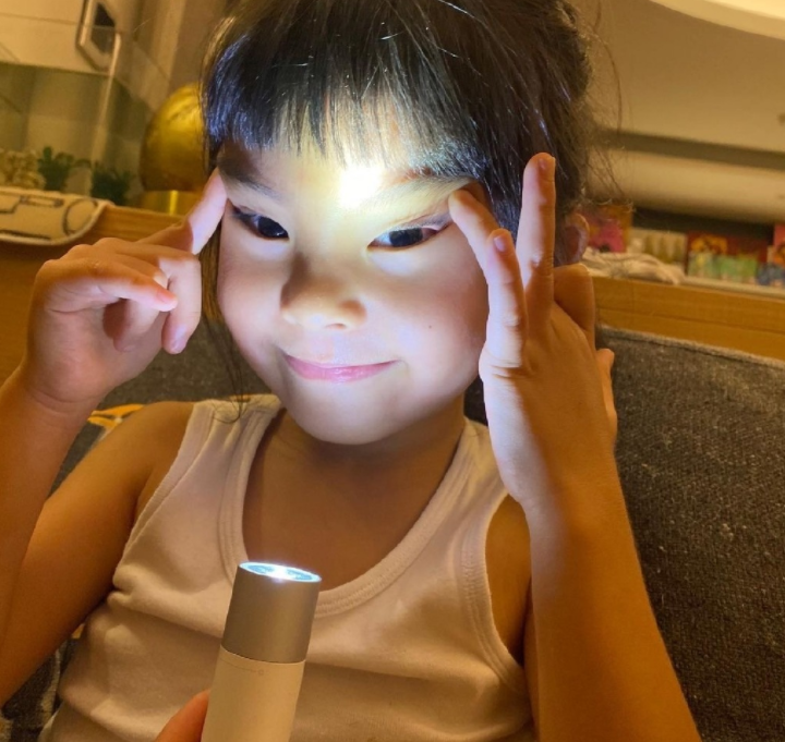 咘咘姊妹在家玩嗨了，姐姐直视镜头搞怪，4岁波妞放飞自我