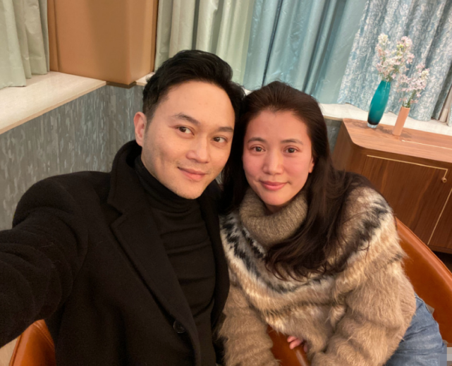 张智霖陪老婆理发宠溺放闪，夫妻恩爱同框，袁咏仪眼神抢镜