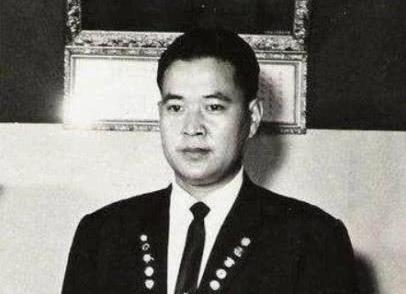 建国之后，他驾机叛逃，26年后回大陆探亲时被抓