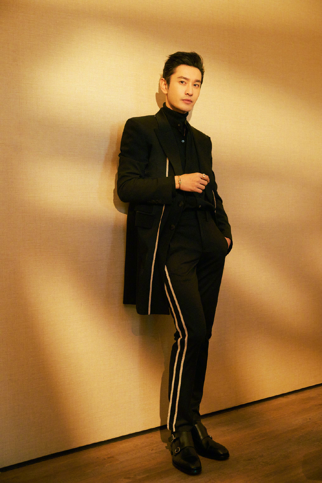 暴瘦30斤的黄晓明好清爽！穿西装变真颜霸，表情