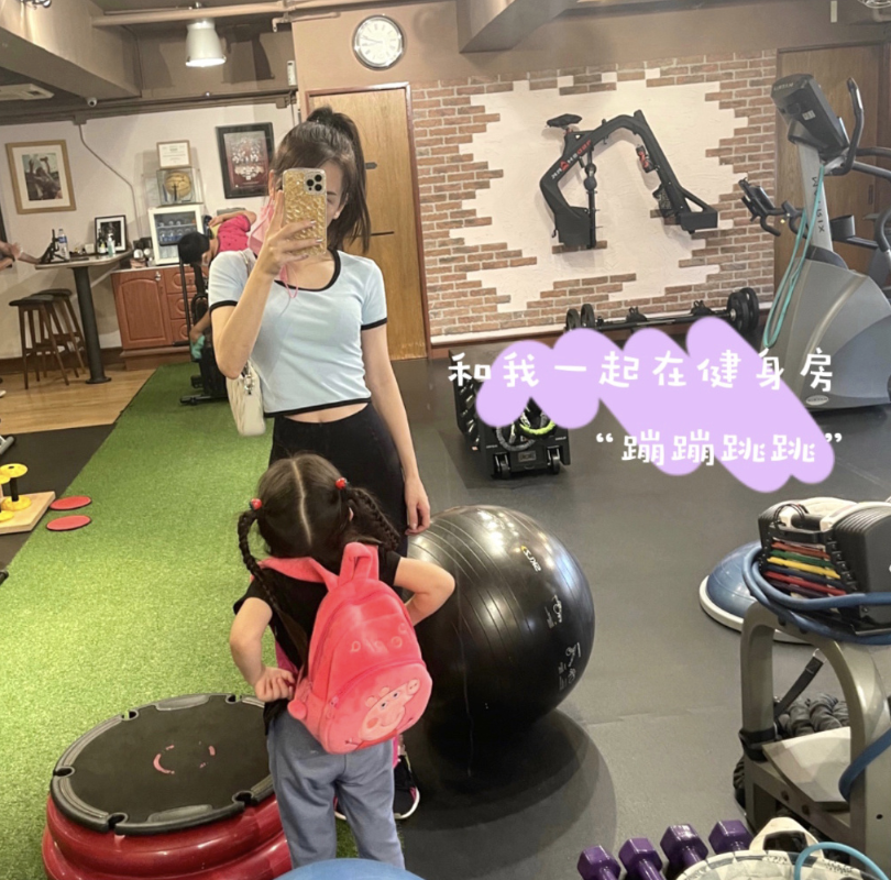 郭富城让妻子女儿坐经济舱，被吐槽抠门自私，方媛点赞回应原因