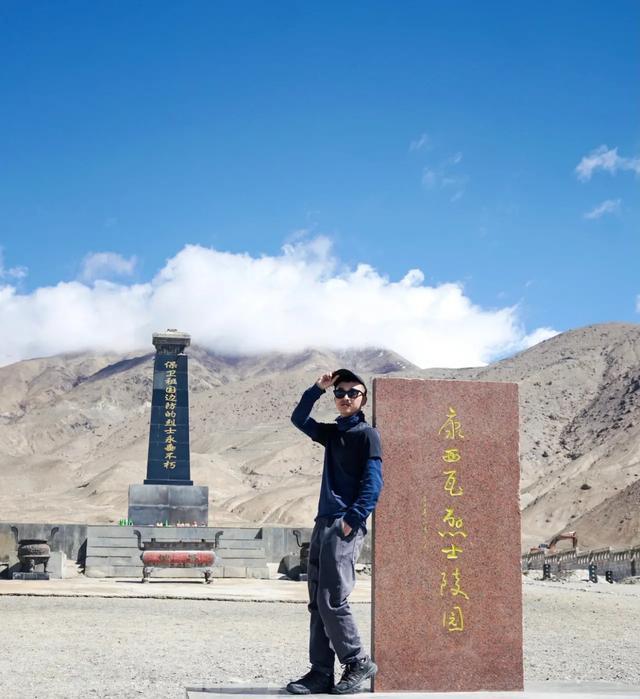 网红在陈祥榕墓前摆拍，对遗像“比枪”惹众怒，多部门火速响应-第2张图片-大千世界