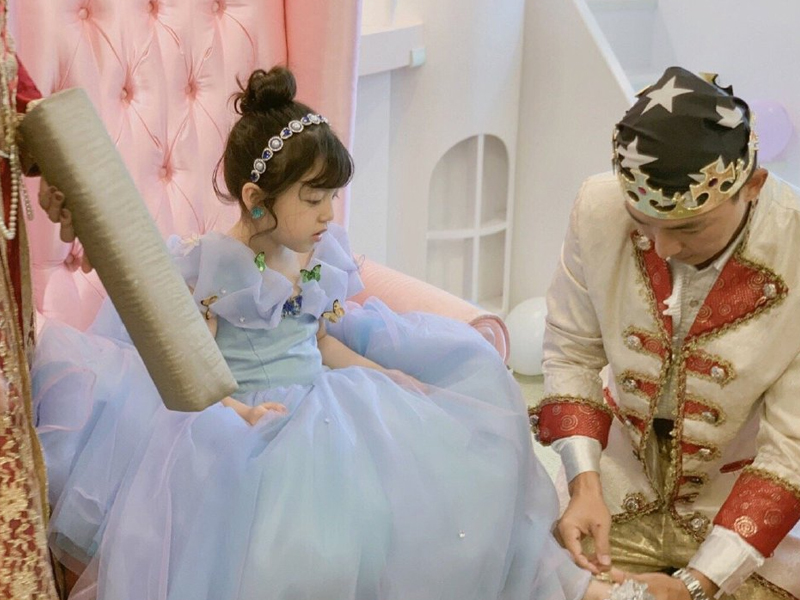 刘畊宏女儿幸好没长歪！丸子头到长卷发美到不敢认，长大还得了？