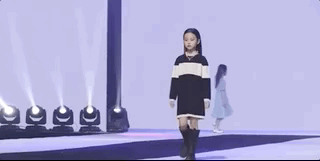 甜馨小考拉Jaden同台走秀超有範兒，李小璐鐘麗緹台下觀看陪女兒