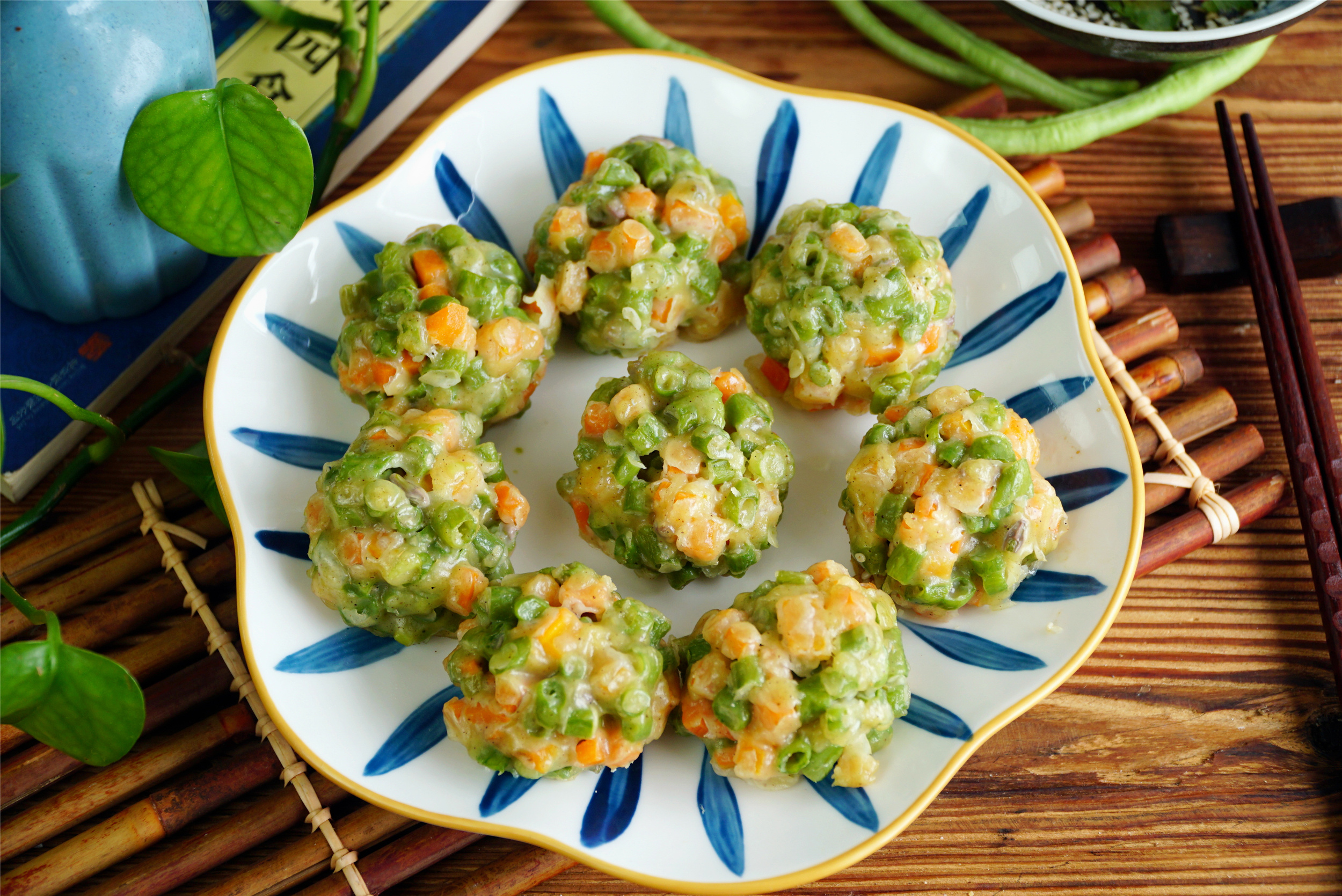 夏天，豆角和胡萝卜是绝配，蒸好蘸点料汁，一口一个，吃着真香