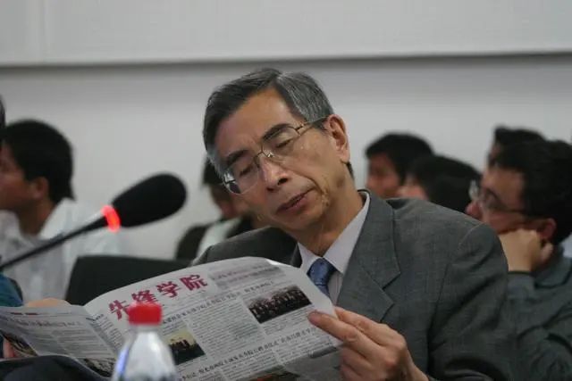 我国芯片发展已开辟新赛道，石墨烯晶体材料的突破，没光刻机也行