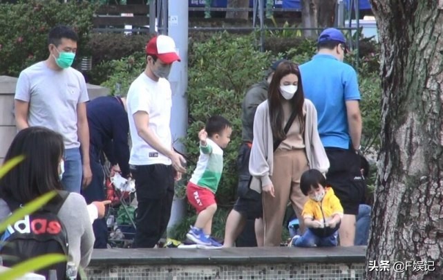 陳凱琳曬鄭嘉穎餵大兒子吃雪糕的溫馨瞬間一家人享甜蜜的家庭時光