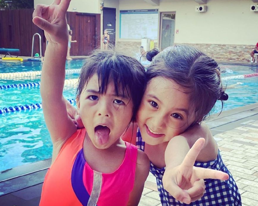 咘咘波妞近照被传开，妹妹圆脸超萌，咘咘戴眼镜生图却成亮点