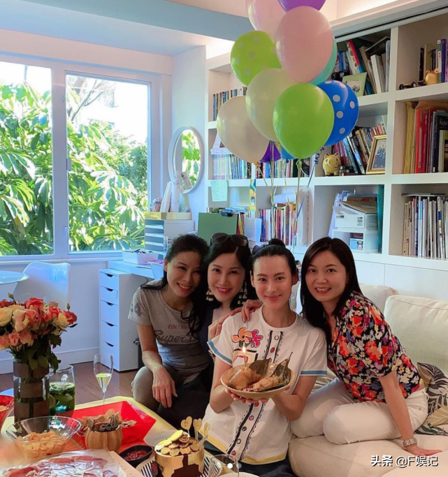 梁洛施带着儿子出去郊游 儿子造惊喜送亲手制作“大贺卡”为其庆生