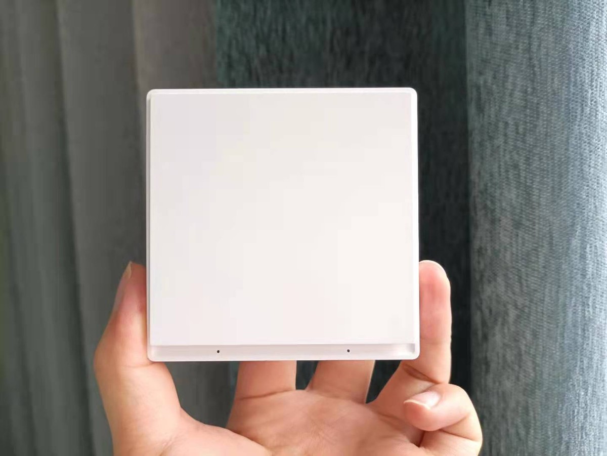 It can be controlled intelligently without changing the lights. Aqara