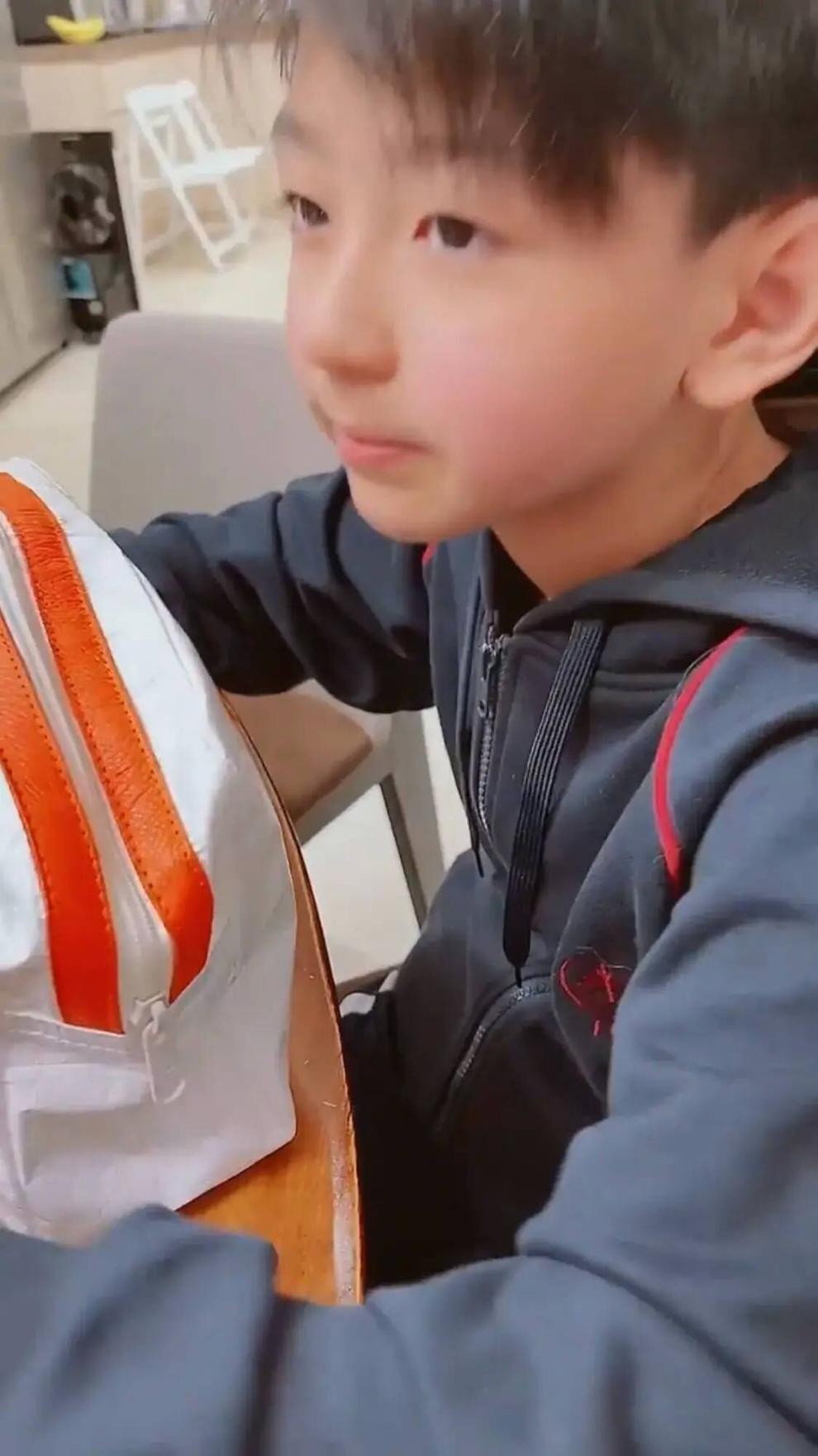 謝霆鋒11歲兒子罕露面！小臉通紅側(cè)顏神似爸爸，與張柏芝互動(dòng)有愛(ài)
