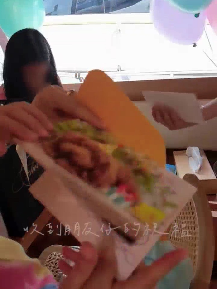 黎姿为双胞胎女儿庆祝11岁生日，左拥右抱超幸福，派对简单朴素