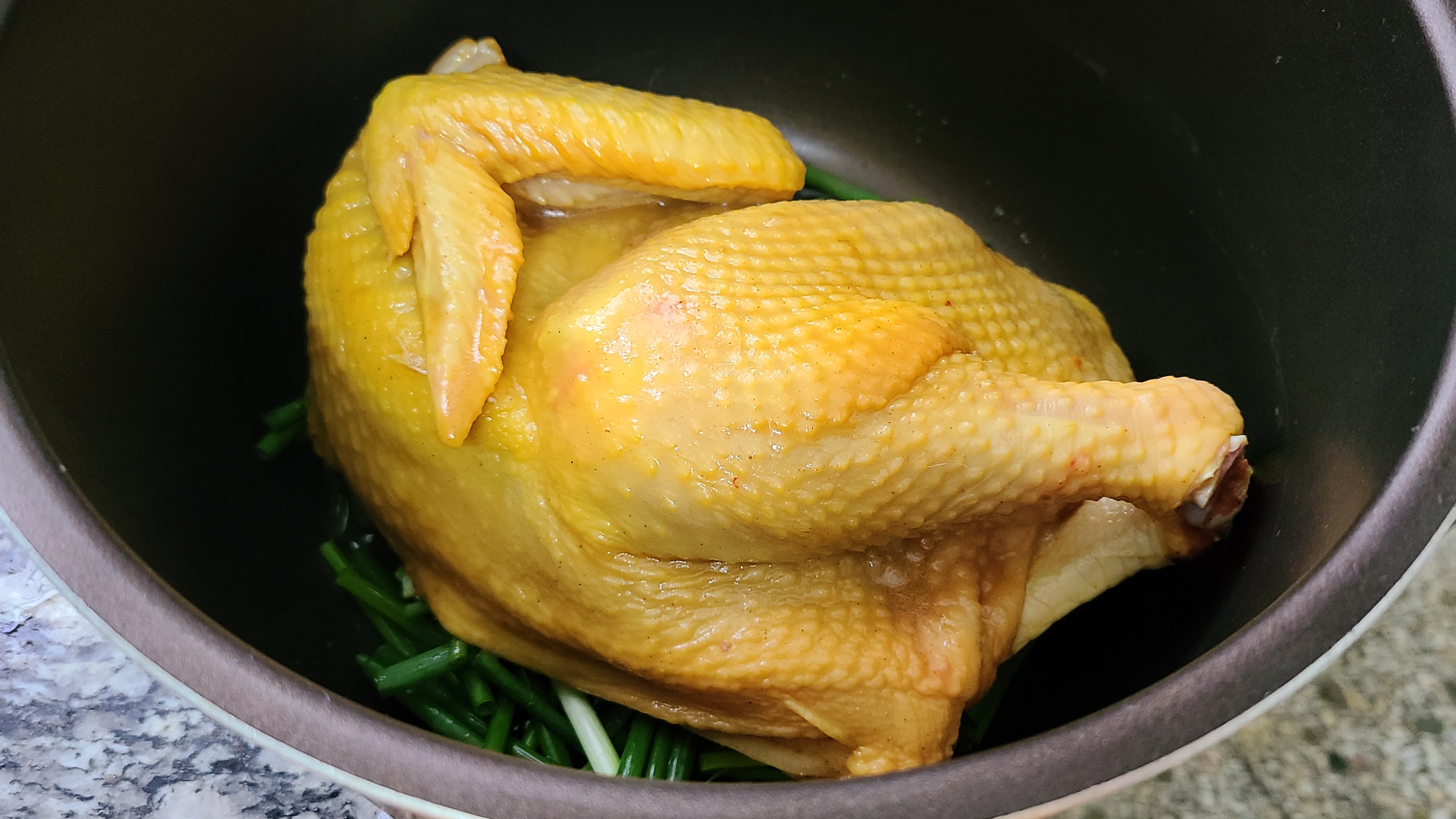 廣東電飯煲焗雞的做法，鮮香嫩滑又好吃，打開鍋蓋肚子都看餓了