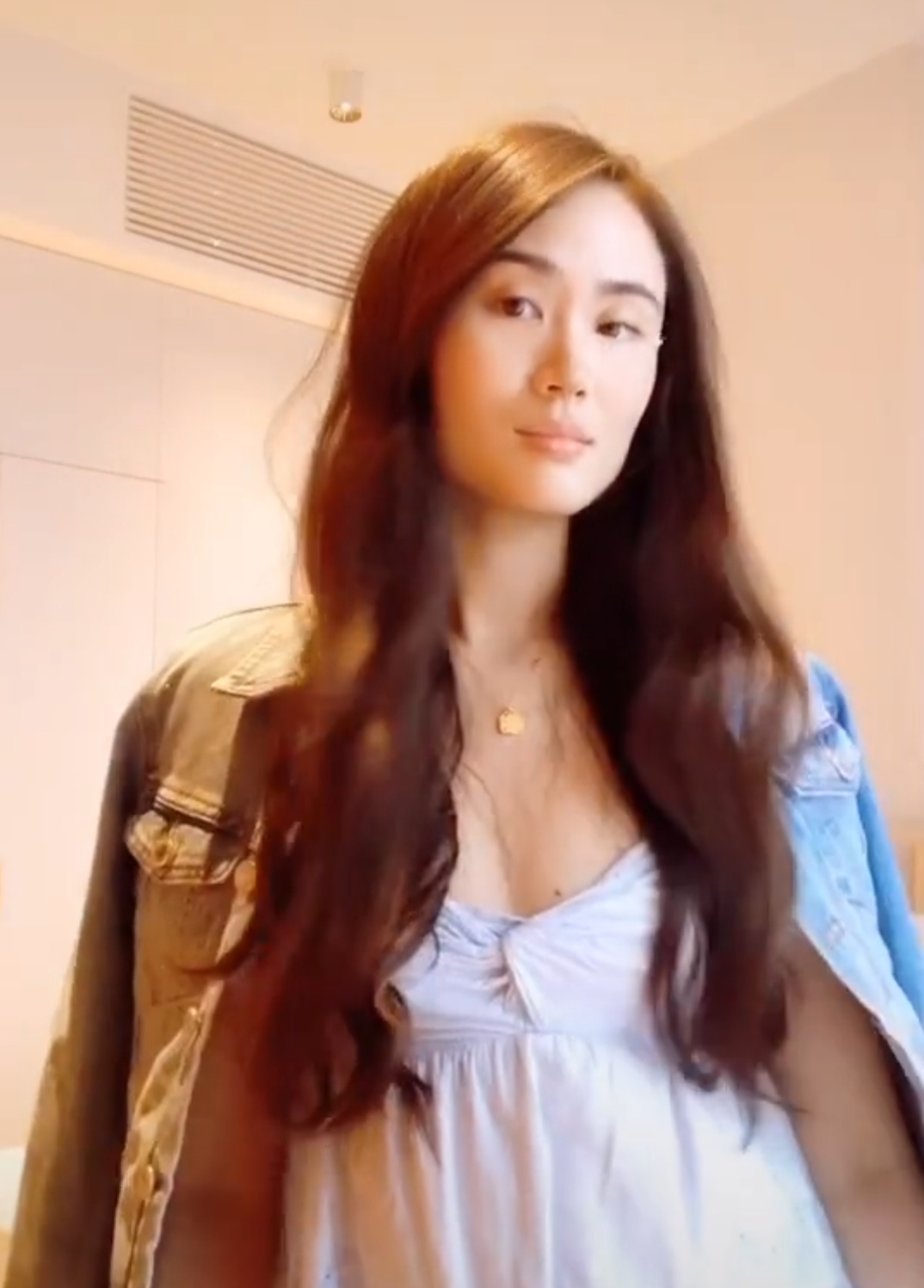 怀三胎？李小鹏小6岁娇妻罕晒近况，小腹隆起被疑怀孕