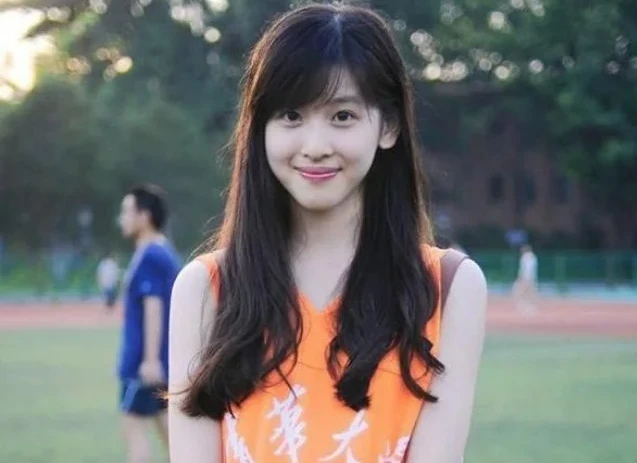 27岁章泽天500亿身价的朋友圈，除了世界首富还有