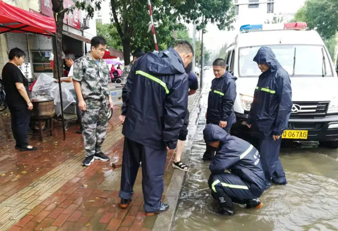 临沭县综合行政执法局全员出动多措并举做好城市防汛工作