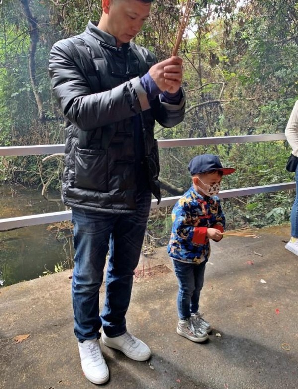 胡杏兒丈夫持家有道，攜倆兒子穿唐裝超喜慶，家種搖錢樹年味十足