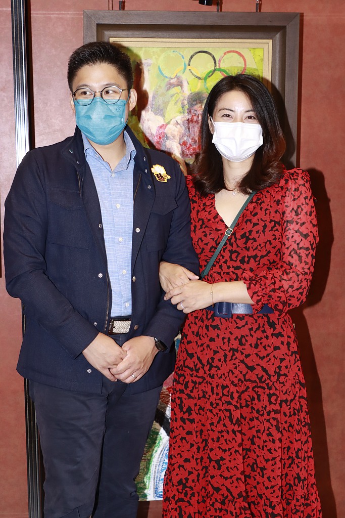 霍啟剛攜三個子女做蛋糕，為郭晶晶慶祝母親節，廚房擁擠超簡樸