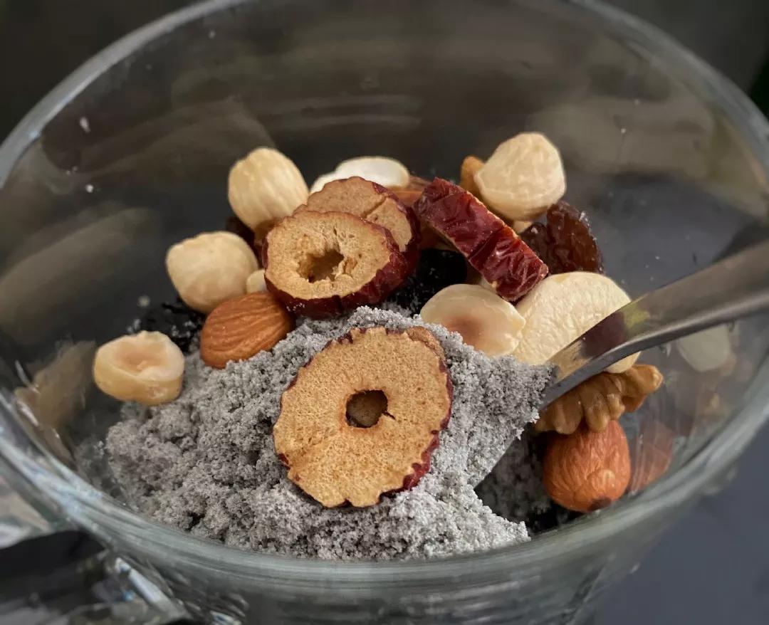 吃黑芝麻黑豆黑米能让白发变黑？变黑是不存在的营养还不错。