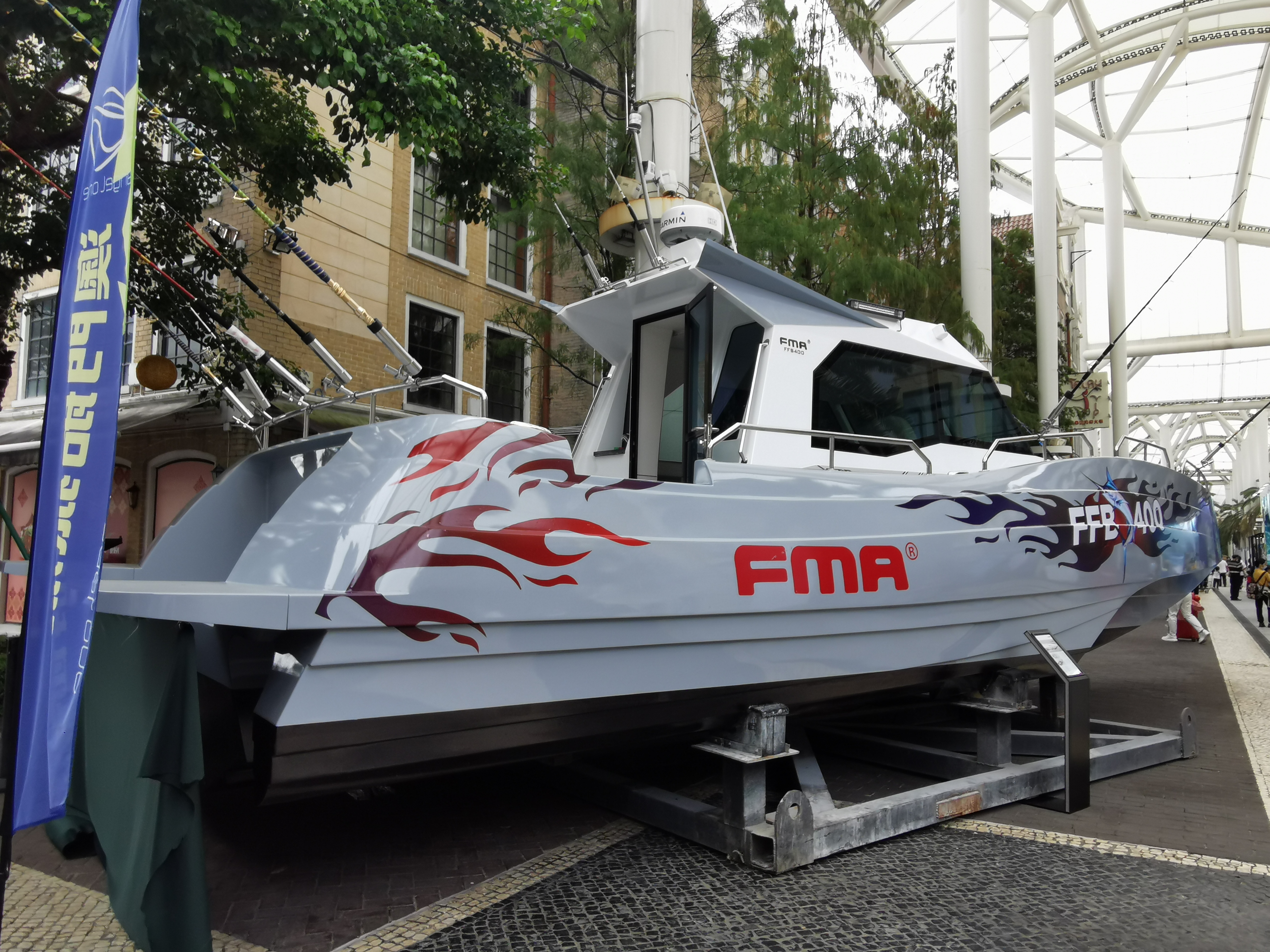 FMA 400三体高性能钓鱼艇，用56节的高速追击鱼群