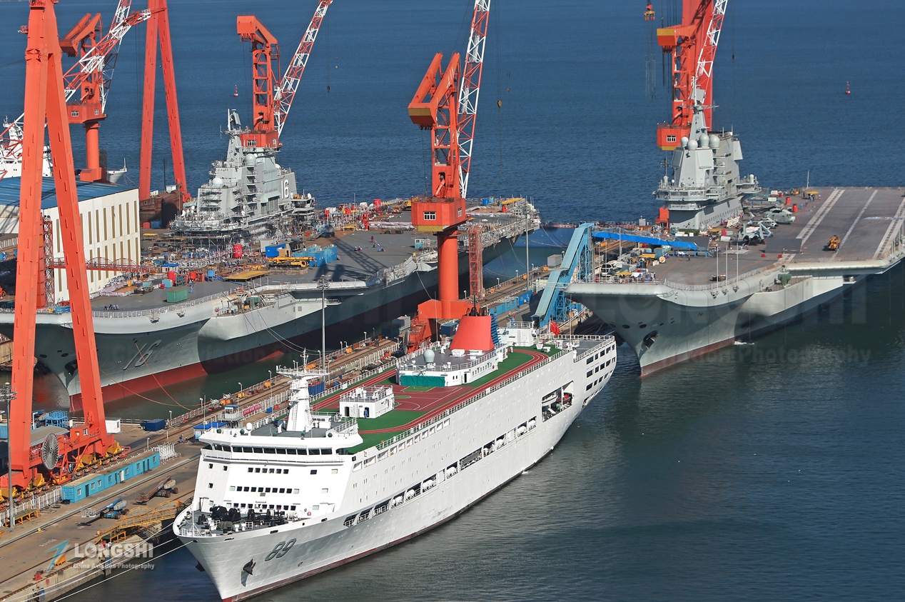 美军双航母西太耀武扬威，国产山东号悄然出动