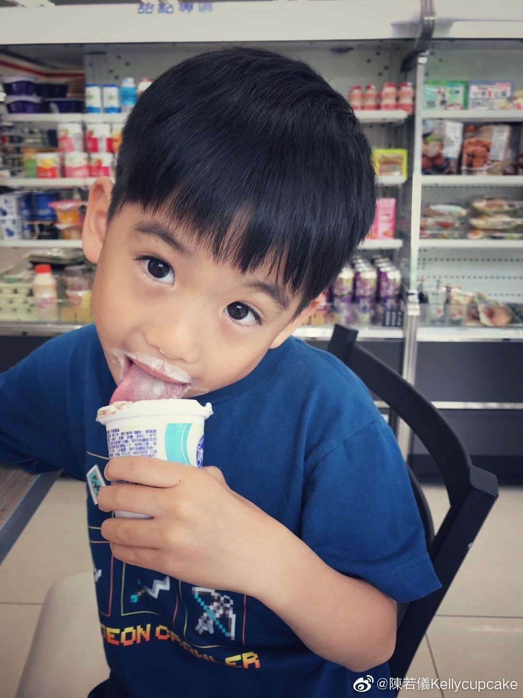 林志穎老婆帶仨兒子露營，kimi長高帥氣，貼心帶雙胞胎弟弟玩