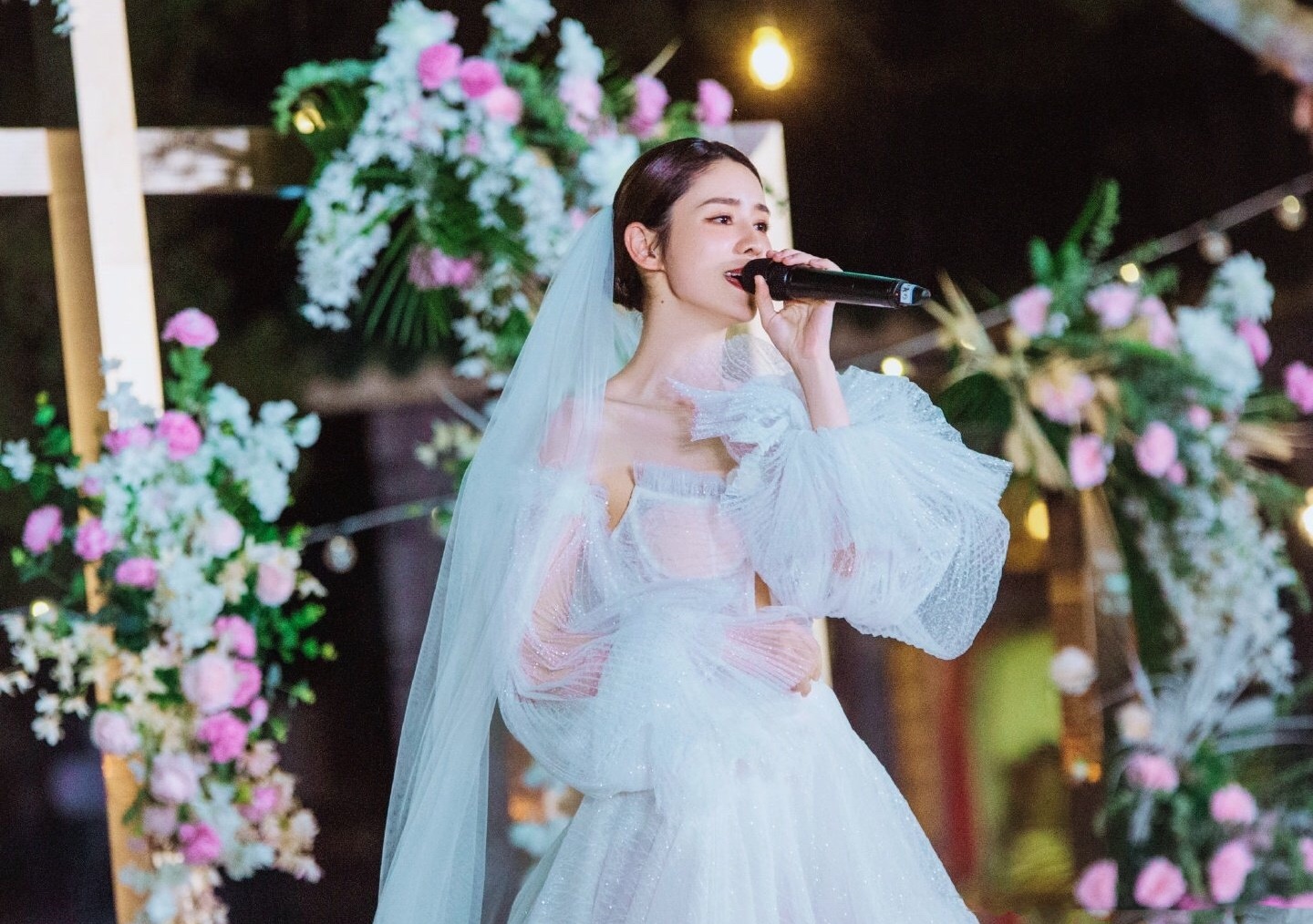 林峰老婆晒女儿萌照，10个月大“格格宝”自主干饭，模样超可爱