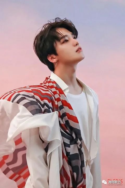 真的了解了会觉得我要是有他一半努力就好了,李灿真的太让人骄傲了!