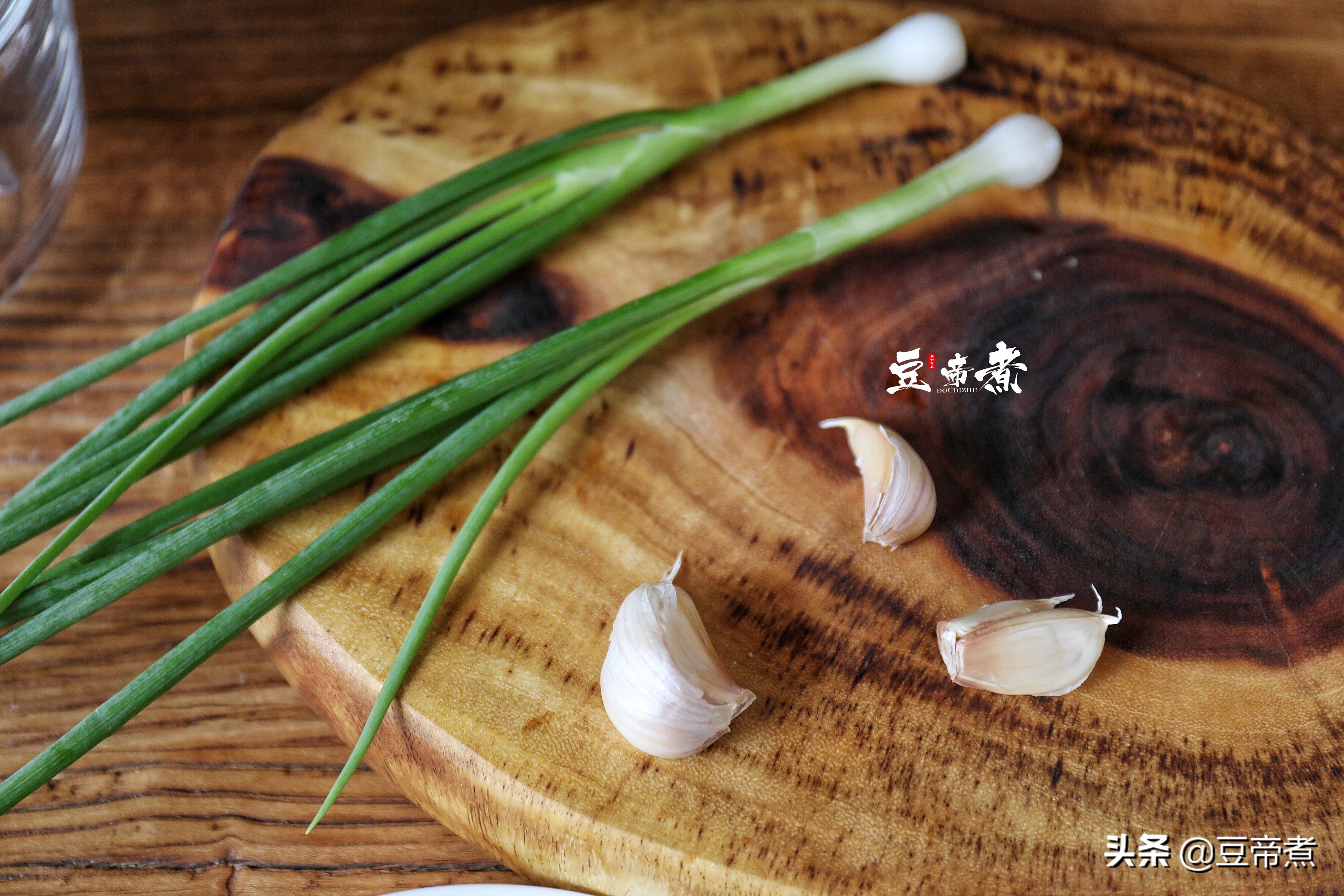 豆腐这样做，一匙就能下碗饭，味道香口感好，就算连吃三天也不腻