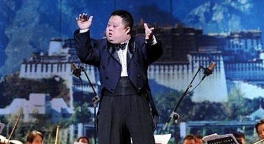 登上人民大会堂，与刘德华共唱，是谁揭穿了“天才指挥家”的谎言