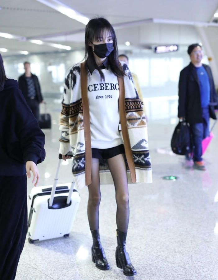 郑爽真适合微胖身材，多肉脸饱满甜美，少女装