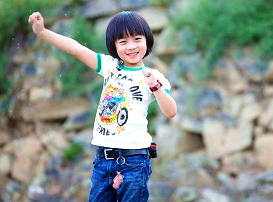 林志穎老婆與友人聚餐，5歲雙胞胎兒子個子高，比Kimi還帥