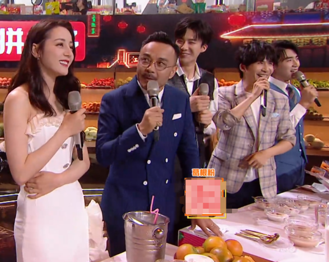 热巴参加直播活动，看清她的状态，才知女明星