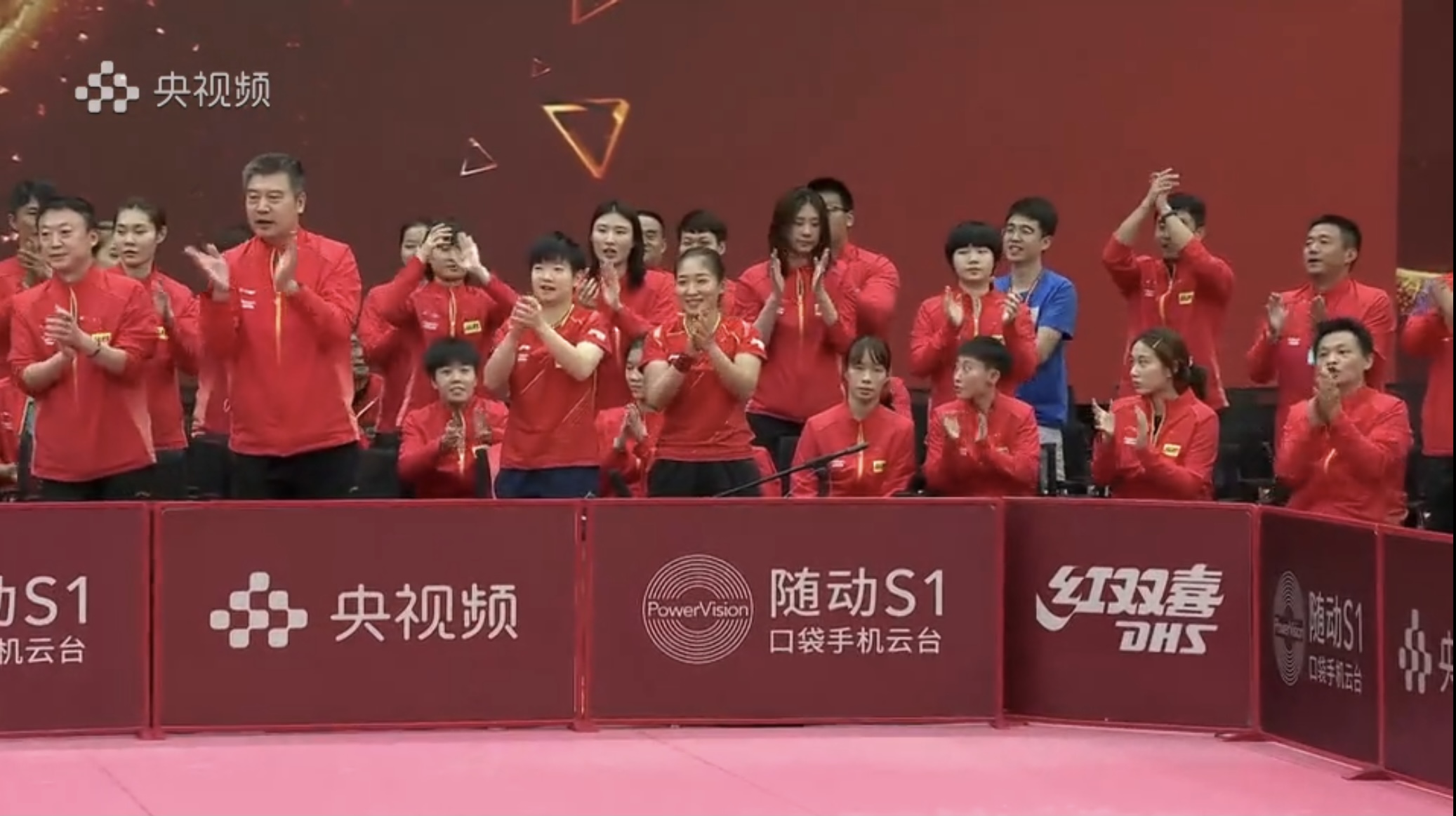 国乒花样多！奥运女团2-1胜男团！樊振东许昕输了，刘国梁却笑了