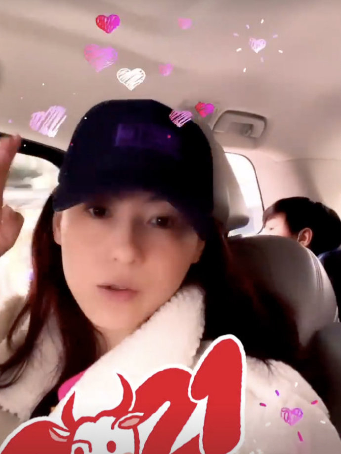 偶遇張柏芝帶兒子逛街，網友大贊母子感情好，互動溫馨有愛