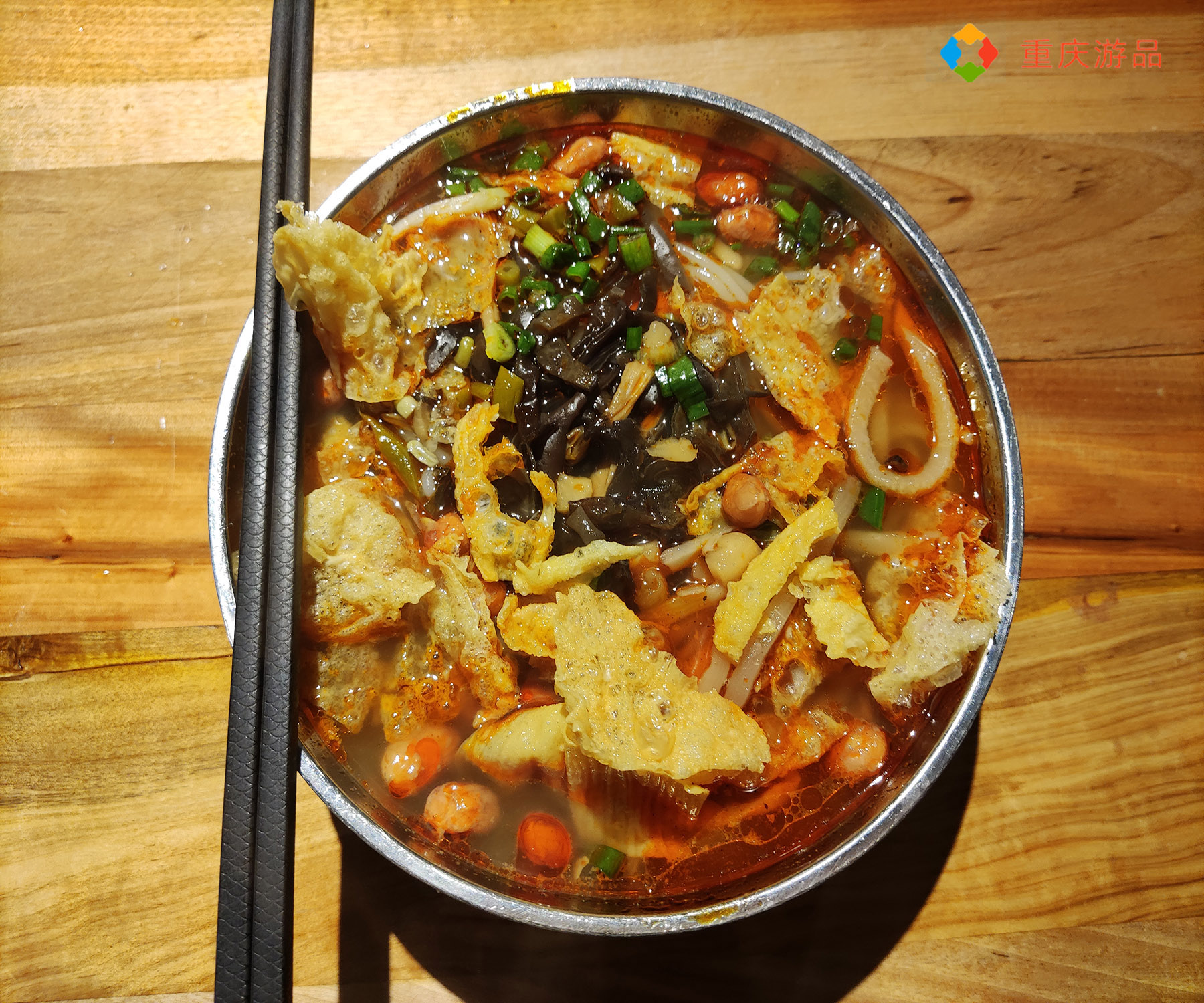 重庆偏僻小巷里的美味，一碗螺蛳粉，一份红豆汤，可以吃得很满足