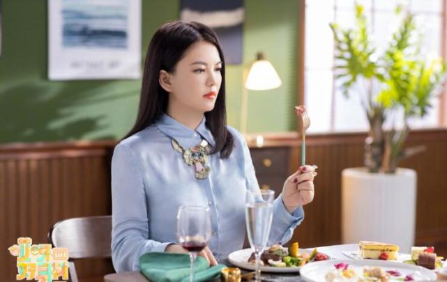 李湘王岳伦夫妇合体节目官宣，两人手挽手深情对视胜似新婚