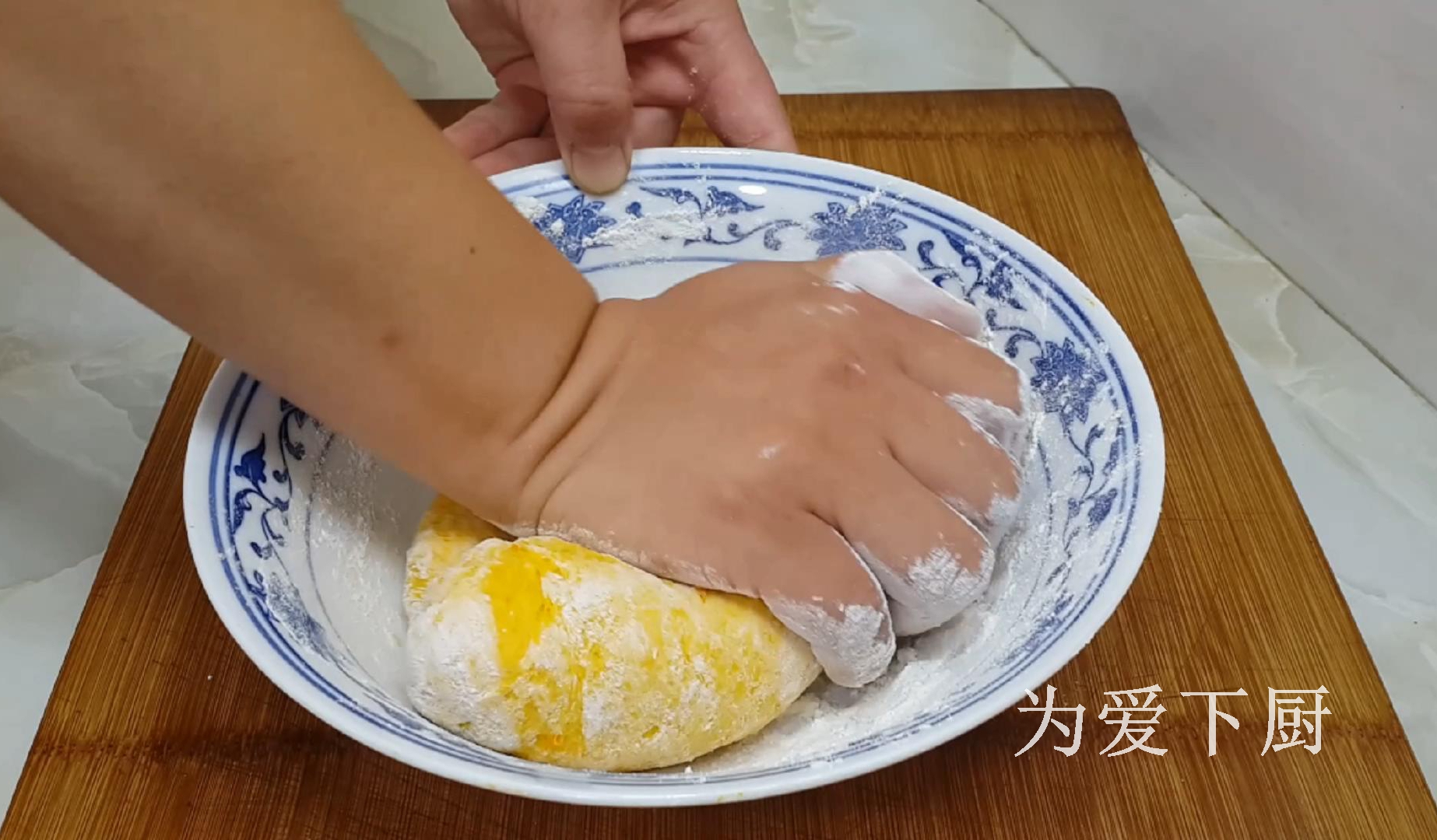 面粉别炸油条了，加半个南瓜，个个金黄鼓大泡，比面包蛋糕还香