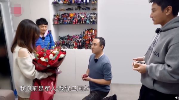 看他人求婚贾乃亮掩面流泪，热恋时的他也鼓起