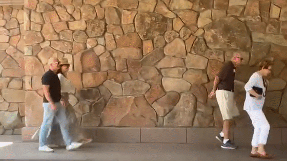 扎克伯格穿200块拖鞋聚会，暴露了全世界最有钱人“穿衣潜规则”