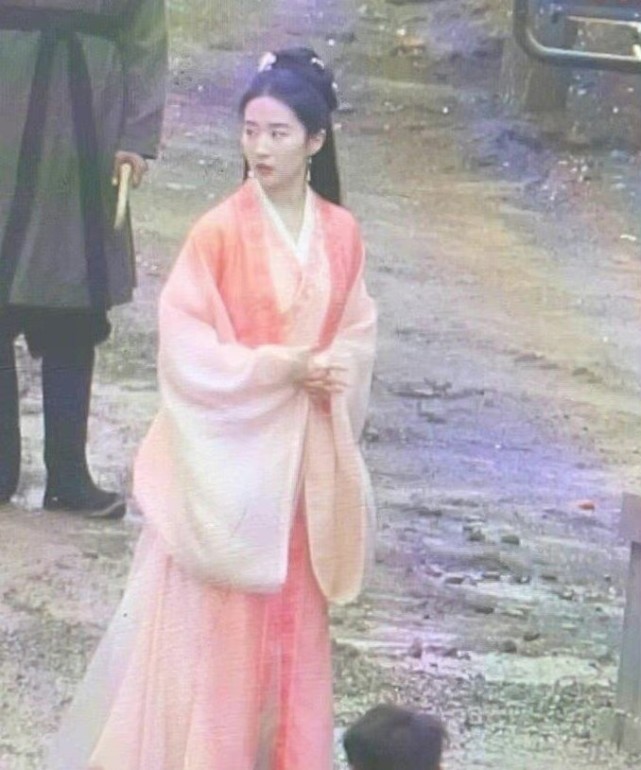 Liu Yi Fei colour is worth regain altar! Gas of the celestial being below unripe graph of skirt of a pink explodes canopy, new theatrical work and Chen Xiao match one face