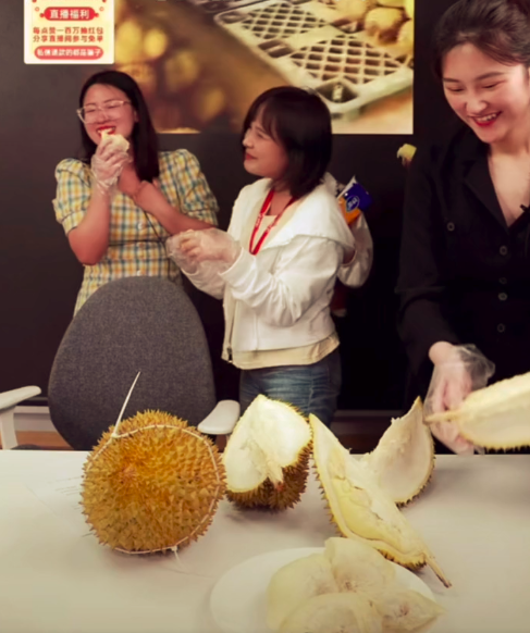 主持人涂磊直播惹爭議，賣榴蓮全程嫌臭，反復(fù)催助理趕緊吃完賣貨