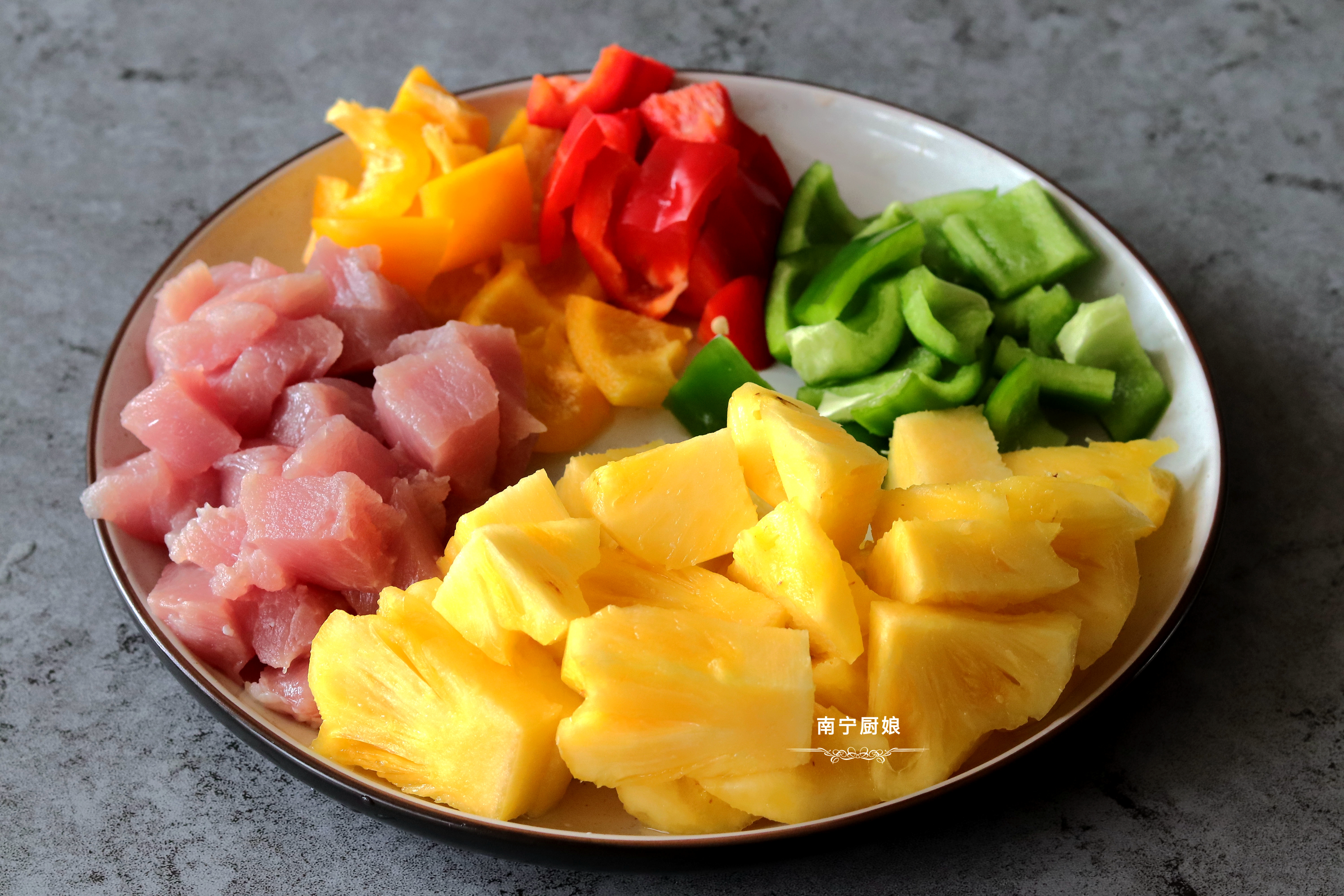 菠蘿咕嚕肉的詳細做法，牢記3個製作竅門，在家輕鬆做出飯店味道