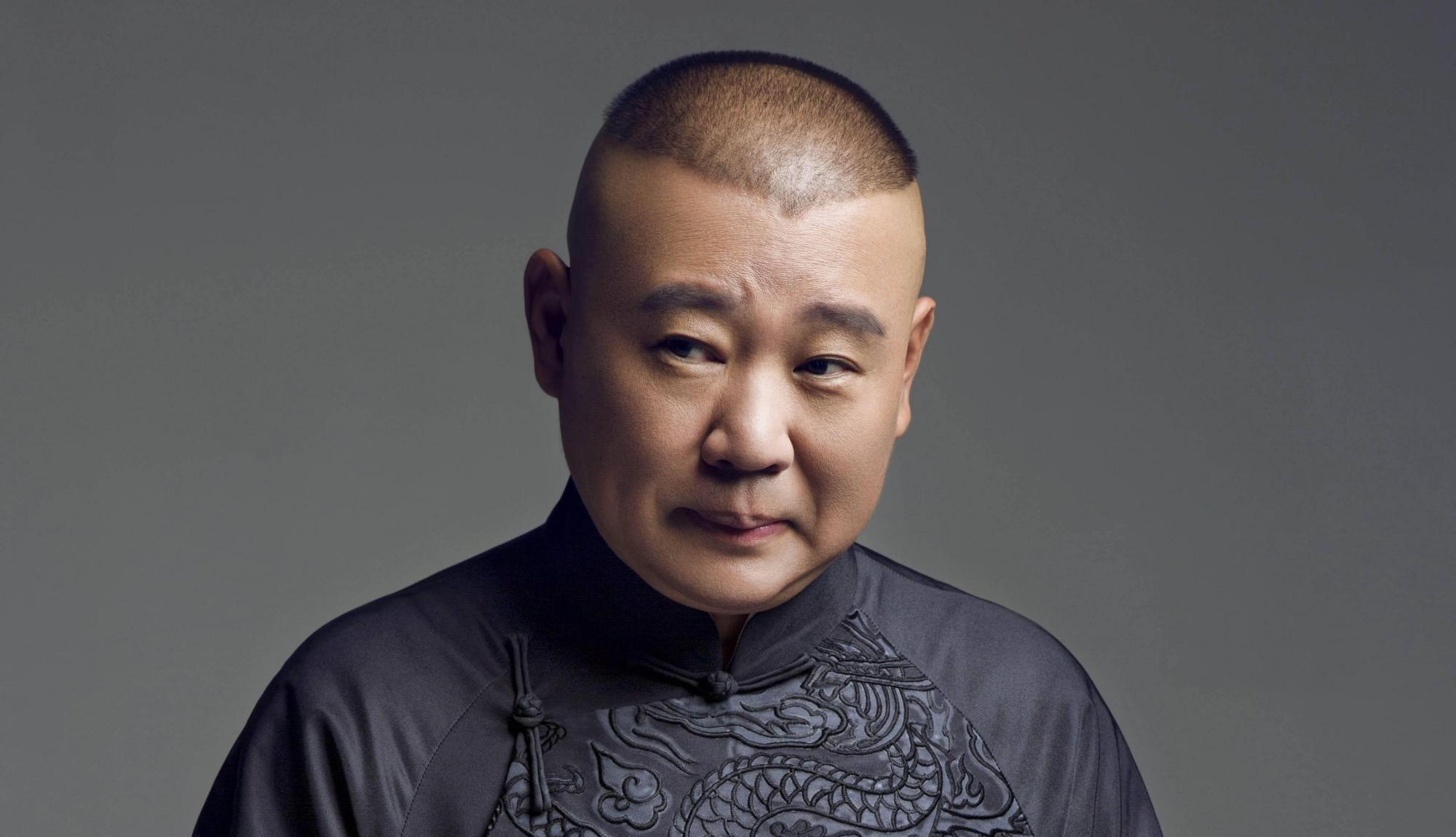 徒孙也好，女儿也罢，姜昆搂着女士腰拍照，本