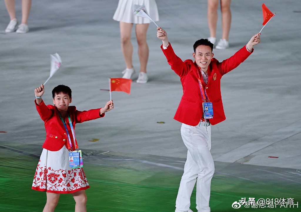 乖巧!全红婵开幕式候场,小姐姐称赞:你真厉害!红姐点头微笑:谢谢!